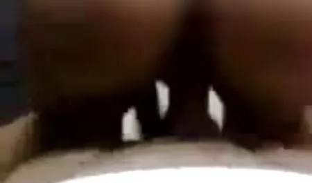 यार एक परिपक्व हिंदी सेक्स मूवीस माँ को चोदता है और उसके मुंह में cums