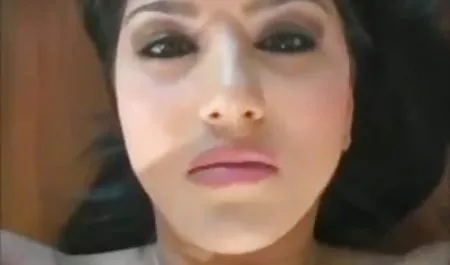 सेक्सी बस्टी वेश्या एक इंडियन सेक्सी फिल्म वीडियो आदमी को उसकी प्यारी योनी के साथ फुसलाया