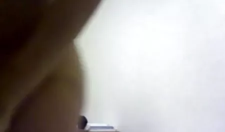 अमीर अरब शेख सोफे पर हिंदी पिक्चर में सेक्सी उसे busty रखैल चोदता है