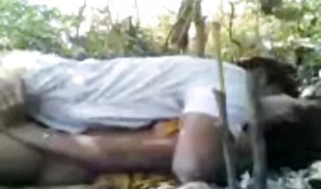 परिपक्व दोस्त युवा बेब हिंदी सेक्सी मूवी fucks और एक बिंदु के साथ उसकी जीभ पर बैठता है