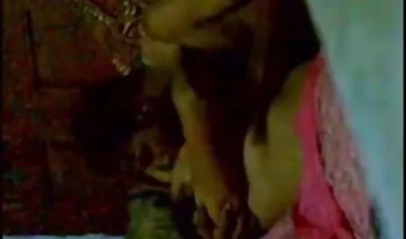 आदमी कैंसर के साथ एक युवा हिंदी भोजपुरी सेक्सी फिल्म फूहड़ बेकार है
