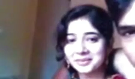 भूरे बालों वाली महिला रिसेप्शन पर सेक्स फिल्म चाहिए वीडियो आती है