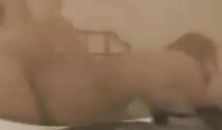 कोच के एक सदस्य ब्लू फिल्म सेक्सी नया पर सवारी करता है