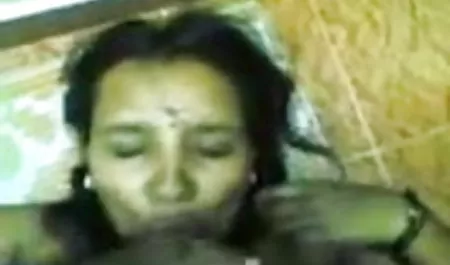 केवल दहलीज पर पति, कुतिया के रूप में, मालिश करने वाले सेक्स पिक्चर सेक्स फिल्म ने ग्राहक के एक सदस्य को चूसना शुरू कर दिया