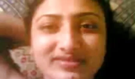 कोमल लाड़ और समलैंगिकों का भावुक चुंबन सेक्सी हिंदी फिल्म दिखाइए