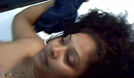 सेक्सी श्यामला काम पर सो गई और एक सपना देखती है कि कैसे एक सुंदर बॉस उसे अपने कार्यालय में बुलाता है, बहकाता है, उसे परेशान करता हिंदी सेक्सी फिल्म दिखाइए है और अपनी जीभ से उसकी चूत को चाटना शुरू कर देता है, जिसके बाद वह उसका लंड चूसती है और गुदा तक एक बैरल ले जाती है।