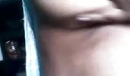 एक दोस्त के साथ एक आदमी को पकड़ना सेक्सी फिल्म देखने में