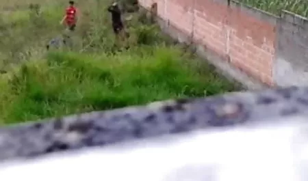 सोफे पर एक busty श्यामला के साथ 3some और दो लोग सेक्सी फिल्म साड़ी वाला