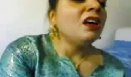 एक मोटे बटुए के साथ एक सेक्सी हिंदी बीएफ फिल्म सज्जन की सेवा करता है