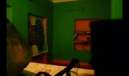 कासिडी बैंक पार्टनर के लंड को सेक्सी फिल्म वीडियो पर अजीब तरह से चूसता है