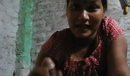 सेक्सी रूसी माँ अपने दोस्त की बेटी को सिखाती है कि कैसे एक सेक्सी ब्लू हिंदी blowjob करना है
