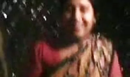 लड़की सेक्सी सेक्सी सेक्सी पिक्चर को सोफे पर बिठाया